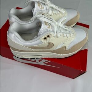 Women’s Nike Air Max 1 Size 7.5